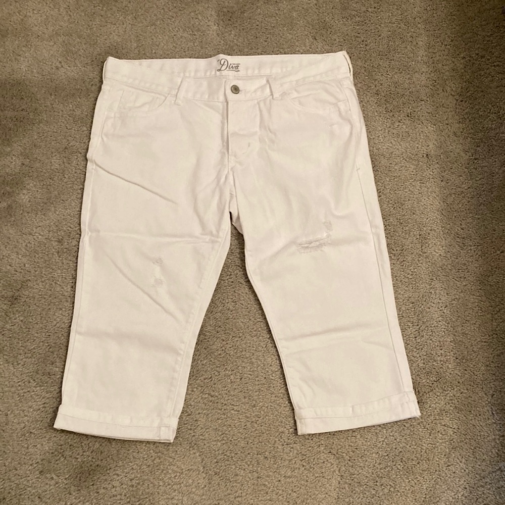 Old Navy Diva Distressed White Jean Capris
